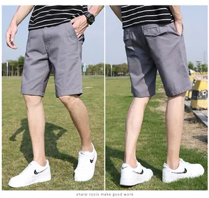 Viste dettagliate anteriore e posteriore dei pantaloncini cargo grigi da uomo all'aperto.