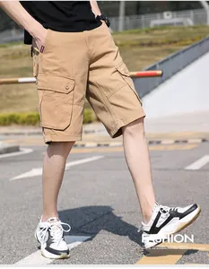 Detailansicht der Herren Khaki Cargo-Shorts mit Seitentaschen