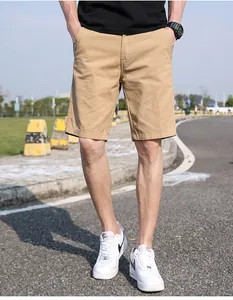 Dettaglio di pantaloncini cargo kaki da uomo con vestibilità casual e tessuto leggero.