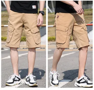 Nahaufnahme von strapazierfähigen khakifarbenen Herren-Cargo-Shorts mit mehreren Taschen
