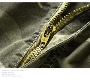 Dettaglio macro della cerniera in metallo resistente sui pantaloncini cargo mimetici uomo