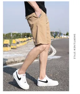 Vista laterale di pantaloncini cargo kaki da uomo con dettagli tasca in stile esterno.