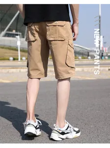 Detailansicht der Khaki-Cargo-Shorts für Herren mit funktionellen Gesäßtaschen im Sommer.