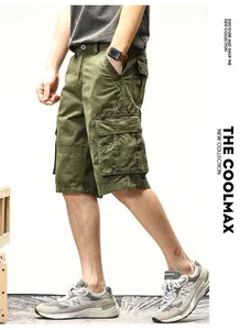 Detailansicht der olivgrünen Cargo-Shorts für Herren mit Camo-Taschen im Retro-Stil