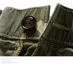 Primo piano dettagliato di pantaloncini cargo mimetici con bottone e cuciture.