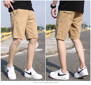 Pantaloncini cargo kaki da uomo, viste frontali e posteriori su strada esterna