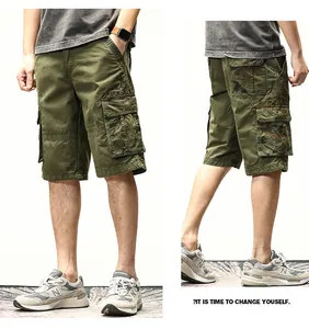 Herren Vintage Cargo-Shorts in Armeegrün mit Camouflage-Akzenten und mehreren Taschen