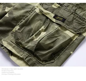 Vista dettagliata della tasca e del motivo mimetico sui pantaloncini cargo da uomo