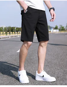 Pantaloncini cargo neri da uomo estivi con vestibilità ampia e design minimalista.