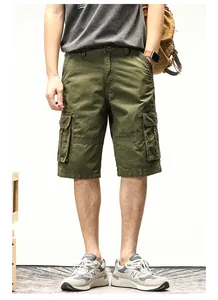 Nahaufnahme von olivgrünen Cargo-Shorts für Herren mit großen Taschen im japanischen Retro-Stil.
