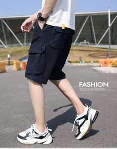 Herren Cargo-Shorts in Marineblau mit Multi-Taschen-Design am Modell im Freien
