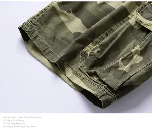 Dettaglio di pantaloncini cargo mimetici con cuciture rinforzate e tasca laterale.