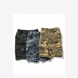 Pantaloncini cargo mimetici da uomo con tasche multiple per stile streetwear mod.
