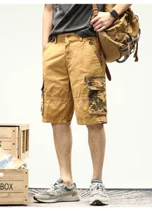Detailansicht der khakifarbenen Cargo-Shorts mit Camouflage-Taschen am Modell