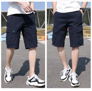 Detailansicht der blauen Cargo-Shorts für Herren mit praktischem Multi-Taschen-Design.