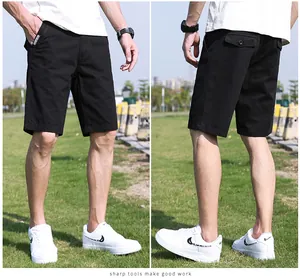 Vista dettagliata anteriore e posteriore di pantaloncini estivi neri da uomo dal taglio ampio