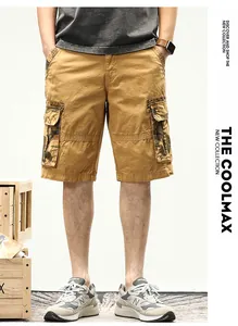 Detailansicht der lockeren Cargo-Shorts für Herren in Khaki mit Camouflage-Taschen im Retro.