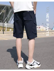 Detailansicht der Rückseite einer dunkelblauen Herren-Cargoshorts mit vielen Taschen
