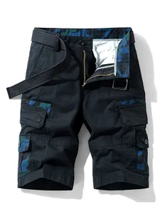 Japanische Herren Cargo-Shorts mit Camouflage-Akzenten und einem passenden Gürtel dabei.