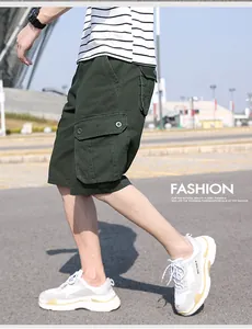 Detailansicht der dunkelgrünen Cargo-Shorts für Herren mit vielen Taschen für den Sommeralltag.