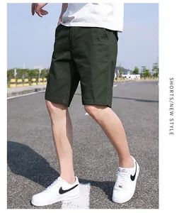Pantaloncini cargo estivi larghi da uomo in verde scuro, stile minimalista per look casual