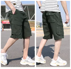 Outdoor-Lifestyle-Foto von dunkelgrünen Herren-Cargo-Shorts mit mehreren Utility-Taschen