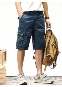 Detailansicht der dunkelblauen Herren-Cargoshorts mit Camouflage-Seitentasche