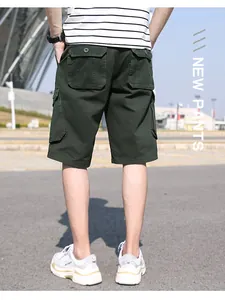 Detailansicht der Gesäßtaschen einer olivgrünen, strapazierfähigen Cargo-Shorts für Herren