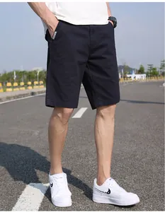 Dettaglio ravvicinato di pantaloncini cargo casual blu navy da uomo per l'estate