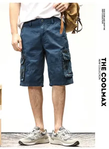 Detaillierte Ansicht der blauen Cargo-Shorts für Herren mit Sneakern und Rucksack