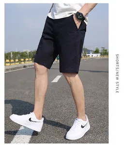 Vista dettagliata dei pantaloncini cargo larghi da uomo in stile coreano