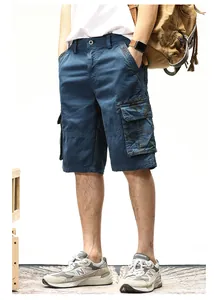 Detailansicht der blauen Cargo-Shorts für Herren mit Camouflage-Seitentasche im Retro-Stil