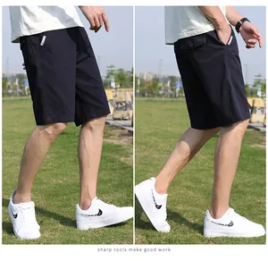 Vista dettagliata dei pantaloncini cargo da uomo blu scuro vestibilità ampia estate