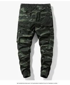 Trendige Herren Camouflage Cargo-Jogginghose mit praktischen Taschen und Bündchen.