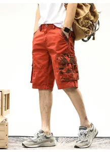 Orangefarbene Herren Cargo-Shorts mit Camouflage-Taschen im Retro-Outdoor-Stil