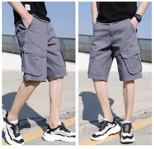 Graue Herren Cargo-Shorts mit mehreren Taschen im lässigen Sommerstil, knielang geschnitten