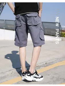 Detaillierte Rückansicht der robusten grauen Cargo-Shorts für Herren mit vielen Taschen