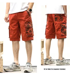 Detaillierte Ansicht der orangefarbenen Herren-Cargo-Shorts mit Camouflage-Taschen.