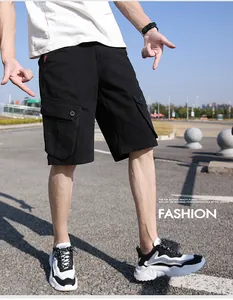 Detailansicht der schwarzen Herren-Cargoshorts mit Taschen in einer urbanen Außenanlage