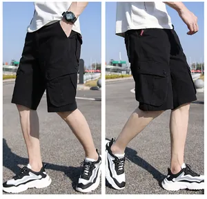 Detaillierte Seiten- und Frontansicht der schwarzen Herren-Cargo-Shorts mit Taschen.
