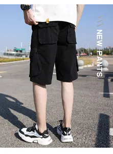 Detaillierte Rückansicht der schwarzen Cargo-Shorts für Herren mit vielen Taschen