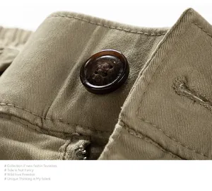 Vista macro de pantalones cargo retro japoneses que muestra un botón marrón y tejido kaki