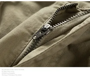 Detalle de primer plano de una cremallera metálica en pantalones cargo vintage