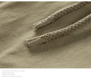 Detalle de pantalones cargo retro japoneses con cordones trenzados y tejido de sarga