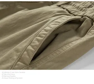 Primer plano del resistente tejido de algodón caqui y del bolsillo de un pantalón cargo