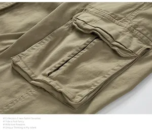 Primer plano detallado del diseño de bolsillo cargo en pantalones militares caqui