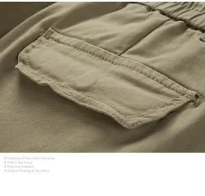 Primer plano de un bolsillo con solapa en pantalones cargo retro japoneses caqui para hombre