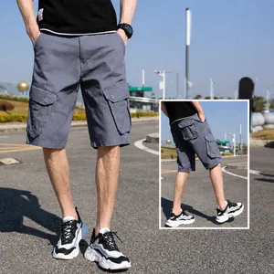 Modische graue Herren-Cargo-Shorts mit vielen Taschen für einen robusten Sommer-Look.