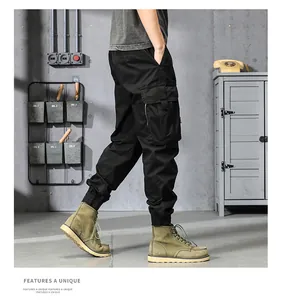 Vue latérale du pantalon cargo noir pour hommes avec poches latérales fonctionnelles