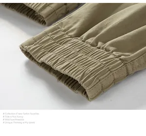 Primer plano de pantalones cargo caqui con puño elástico al tobillo